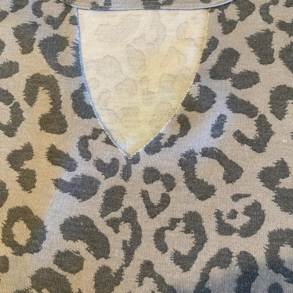 Women’s Small Animal Print Keyhole Shirt​​ - Picture 5 of 7